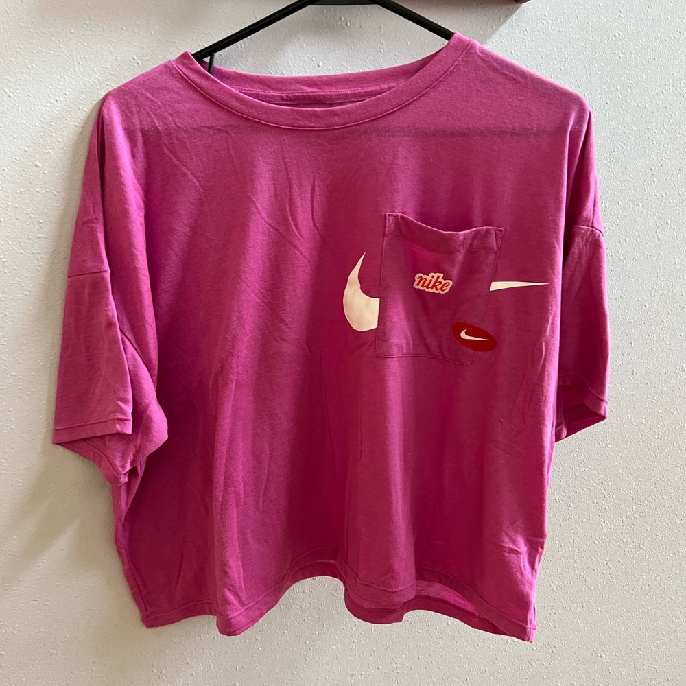 pink nike cropped t shirt